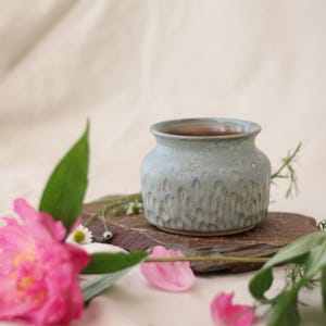 Flowerpot Ice Blue, handmade ceramics, carved