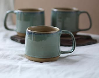 Ręcznie robiony ceramiczny kubek do kawy – duży rustykalny kamionkowy z szkliwem lodowcowym