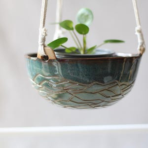 Handgefertigte große Keramik Blumenampel - Hängeampel mit Makramee - Blau Tönen