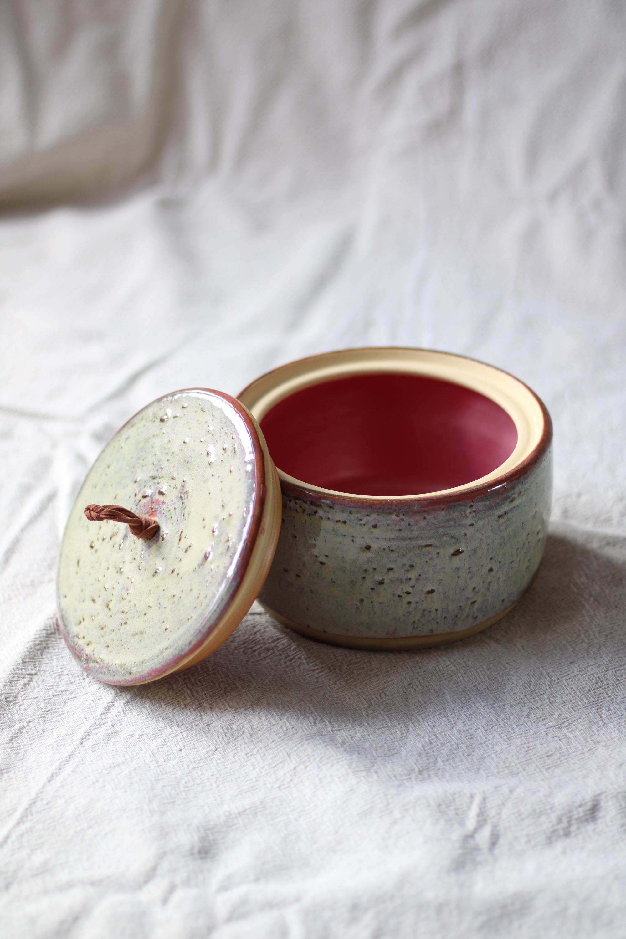 手作りの大型セラミック蓋付き壺 - 丈夫な茶色の陶器 - 装飾的な収納
