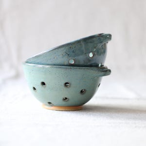 Ciotola per frutti di bosco in ceramica fatta a mano - Utensili da cucina - Colore ghiaccio - Con manici minuscoli