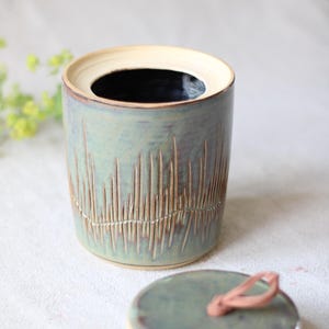 大きな手作りの蓋付き陶器瓶 - 彫刻された質感の濃い氷河釉 - 装飾的な家庭用収納