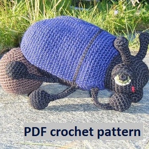 Peut inclure: Patron de crochet pour un jouet amigurumi en forme de scarabée bleu et marron. Le scarabée a un corps rond et volumineux et de longues pattes fines. Le patron est disponible en téléchargement PDF.
