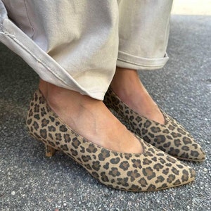 Leopardenmuster Wildleder Kätzchen Ferse Schuhe, Damen Pumps mit spitzen Zehen, stilvolle Slip-On Heels, bequeme niedrige Absätze, elegante Alltagsschuhe
