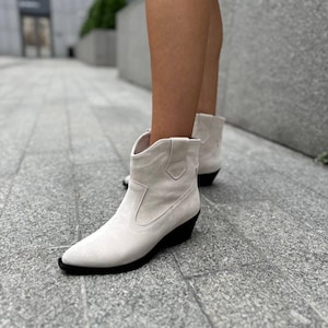 Women&#39;s Vintage Cowboy Boots, Suede Western Boots with Boho Style, Trendy Cowgirl Style Footwear, Comfortable and Stylish Ankle Boots