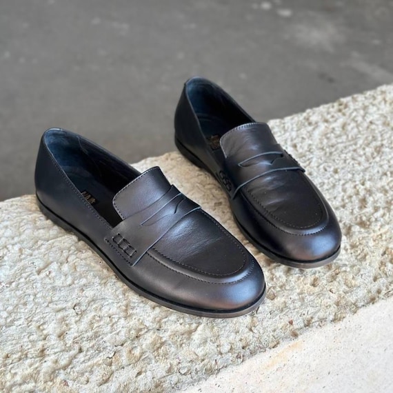 Women’s Classic Black Leather Loafers, Slip-On Dress Shoes, Comfortable Everyday Flats, Stylish Office and Casual Footwear, Fall Shoes