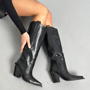 Botas vaqueras clásicas de cuero vintage para mujer, botas vaqueras estilo western, zapatos de cuero natural para atuendos casuales y modernos, estilo atemporal.