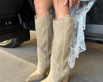 Sandfärgade knähöga cowboystövlar i mocka för kvinnor, bohemiska westernstövlar med sned klack, snygga bröllopsskor
