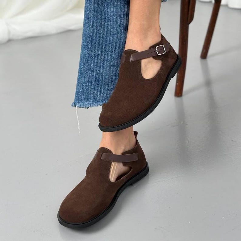 Brown suede clogs for women with closed heel, wide fit, anatomical shape, slip-on style, soft flexible sole