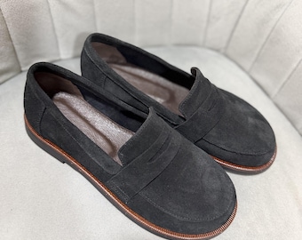 Mocasines anatómicos de ante natural para mujer, con puntera ancha y suela suave y flexible, minimalistas, cómodos y hechos a mano.