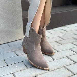 Cowboystövlar i mocka för kvinnor, westernstövlar med låg klack, spetsiga stövlar med dragkedja, varma skor med medelhög passform