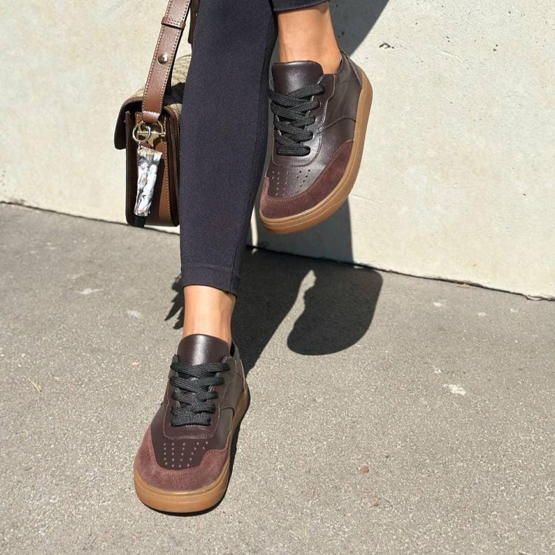 Wide-fit anatomic women’s sneakers