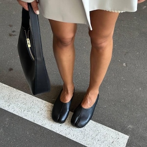 Women's split-toe leather tabi ballet flats with soft sole and minimalist barefoot design, ideal for fall casual wear