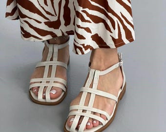 Sandalias de tiras de piel de leche para mujer, zapatos gladiadores minimalistas, bailarinas de verano de punta cuadrada, calzado ajustable con tira en T, sandalias de estilo griego.