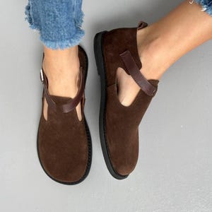 Brown suede clogs for women with closed heel, wide fit, anatomical shape, slip-on style, soft flexible sole