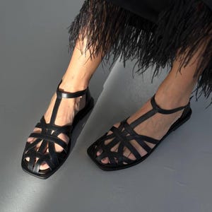 Summer Leather T-Strap Sandals with Closed Toe and Flat Sole for Women, Fisherman Sandals, Strappy Sandals, Comfortable Everyday Footwear