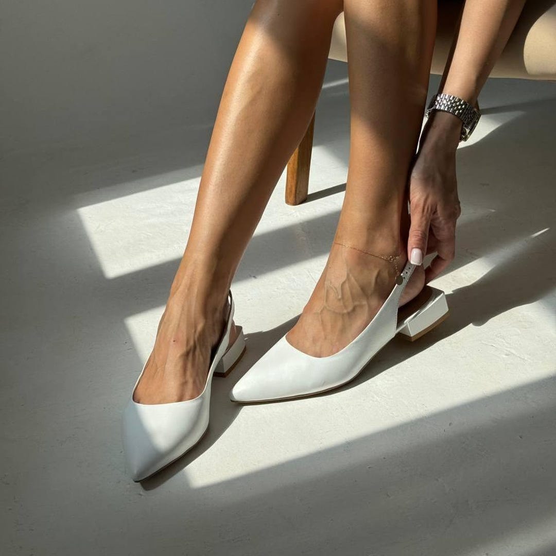 Zapatos de tacón de tiras de cuero blanco, punta puntiaguda, tacón