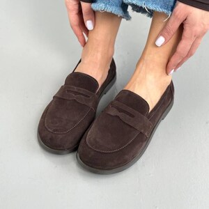 Mocasines de ante marrón para mujer, zapatos sin cordones de punta redonda ancha, zapatos planos anatómicos cómodos, mocasines casuales para el día a día, zapatos hechos a mano. imagen 2
