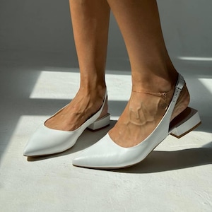 レディースレザースリングバックシューズ、ポインテッドトゥ、ヒールストラップ、小さめのスクエアヒール、快適なスリッポンフラット、スタイリッシュな普段履き、オフィスシューズ