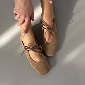 Ballerine Barefoot in pelle scamosciata con lacci, scarpe Mary Jane da donna con punta quadrata, suola morbida e flessibile, comode ballerine slip-on da tutti i giorni immagine 16