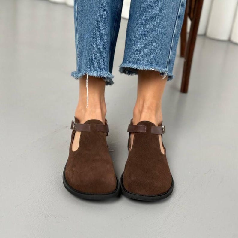 Brown suede clogs for women with closed heel, wide fit, anatomical shape, slip-on style, soft flexible sole