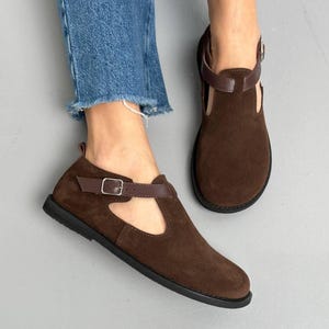 Brown suede clogs for women with closed heel, wide fit, anatomical shape, slip-on style, soft flexible sole