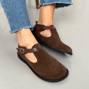 Brown suede clogs for women with closed heel, wide fit, anatomical shape, slip-on style, soft flexible sole