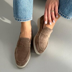 Handgemaakte suède loafers voor dames, zachte instapschoenen, casual dagelijkse flats, klassiek comfortabel schoeisel, veelzijdige mocassins, cadeau voor haar Cappuccino