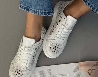 Bruidssneakers op blote voeten, witte leren flats dames bruiloft, brede teenendoos lasergesneden schoenen, anatomische comfortabele schoenen, handgemaakte schoenen