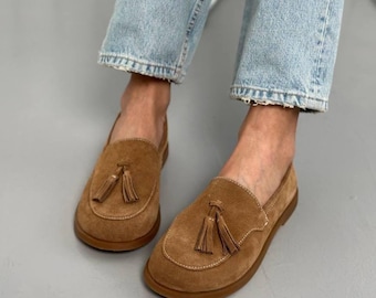 Damen Braun Wildleder Loafers mit Quasten, Breite Runde Zehe Slip-On Wohnungen, weiche lässige Alltagsschuhe, Anatomische Schuhe