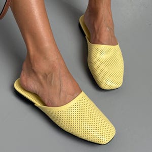 Mules de couro perfurado, chinelos de verão de bico fechado, pantufas rasteiras de bico quadrado, mocassins de couro respiráveis, sapatos minimalistas sem fecho