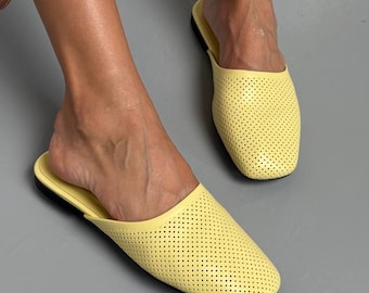Mules de cuero perforado, sandalias de verano con punta cerrada, pantuflas planas de punta cuadrada, mocasines de cuero transpirables, zapatos minimalistas sin cordones