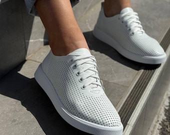 Weiße perforierte Ledersneaker für Frauen, klassische Schnürschuhe, atmungsaktive Freizeitschuhe, stylische Alltagssneaker, Geschenk für Sie