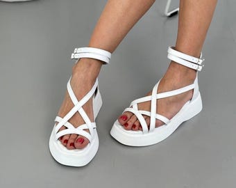 Weiße Plateau Sandalen, klobige Gladiator Schuhe, Riemchen Schuhe aus echtem Leder, doppelte Knöchel Riemen Sommer Wohnungen, trendige dicke Sohle Keile