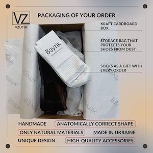 Puede incluir: Una caja de cart&oacute;n kraft que contiene zapatos, calcetines blancos y papel protector. La caja incluye una bolsa de almacenamiento y calcetines como regalo. El embalaje presenta el texto "VZUT&Iacute;K" y otros textos que indican hechos a mano, materiales naturales y accesorios de alta calidad.