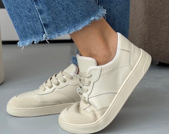 Witte leren vetersneakers voor dames, anatomische vorm voor brede voeten, comfortabele casual schoenen, stijlvolle alledaagse sneakers, zomerschoenen