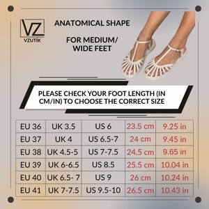 Puede incluir: Sandalias blancas con dise&ntilde;o de tira en T. La imagen incluye una tabla de tallas con medidas en cm y pulgadas, y el texto "ANATOMICAL SHAPE FOR MEDIUM/ WIDE FEET". Las sandalias est&aacute;n dise&ntilde;adas para pies medianos/anchos.