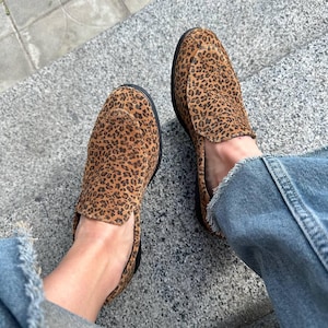 Leopard Print Suede Loafers with Square Heel, Stylish Women&#39;s Shoes, Natural Suede, Trendy and Comfortable Footwear for Everyday Wear