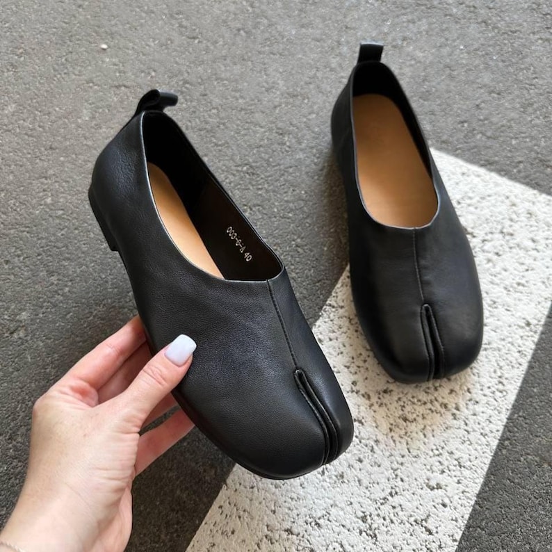 Women's split-toe leather tabi ballet flats with soft sole and minimalist barefoot design, ideal for fall casual wear