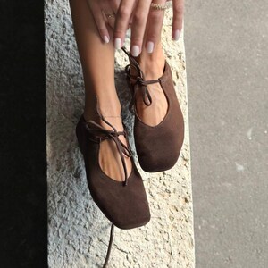 Ballerine Barefoot in pelle scamosciata con lacci, scarpe Mary Jane da donna con punta quadrata, suola morbida e flessibile, comode ballerine slip-on da tutti i giorni immagine 12