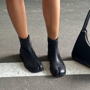 Bottines tabi pieds nus, chaussures minimalistes en cuir à bout fendu, design moderne d'inspiration japonaise, chaussures confortables au quotidien image 7