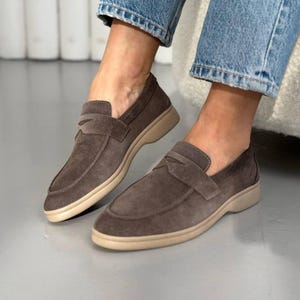 Handgemaakte suède loafers voor dames, zachte instapschoenen, casual dagelijkse flats, klassiek comfortabel schoeisel, veelzijdige mocassins, cadeau voor haar Gray-brown