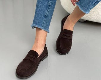 Braune Wildleder Penny Loafers für Frauen, Breite Runde Zehe Slip On Schuhe, Bequeme Anatomische Wohnungen, Lässige Alltags Loafers, Handgemachte Schuhe