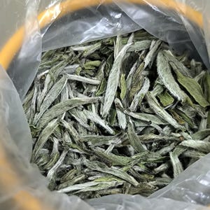330g Schmecken Sie alle vier klassischen Fuding Tees in einem Set: Silver Needle 100g; White Peony 100g, White Peony 100g, Shou Mei寿30g & Gong Mei 20g
