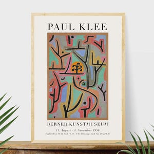 Pode incluir: Um cartaz anunciando uma exposição da obra de Paul Klee no Museu de Arte de Berna. O cartaz apresenta uma pintura abstrata com um design geométrico colorido. O texto do cartaz diz "Paul Klee" e "Berner Kunstmuseum".