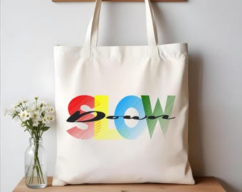 Pogrubiony tekst SLOW DOWN | Żywy wielokolorowy abstrakcyjny projekt PNG, 4500x5000 pikseli