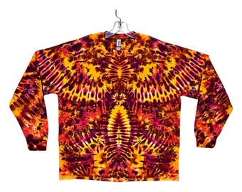 Può includere: Una maglietta a maniche lunghe con un motivo tie-dye in tonalità di arancione, rosso e viola.