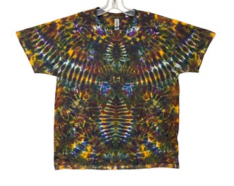 Può includere: Una maglietta tie-dye con un motivo a spirale di giallo, verde, blu e viola.