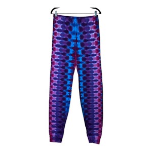 Op de afbeelding: Paarse en blauwe tie-dye sweatpants met een ontspannen pasvorm.