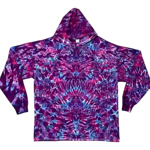 Könnte beinhalten: Ein lila, blauer und pinkfarbener Tie-Dye-Hoodie mit langen Ärmeln und einer Kapuze.